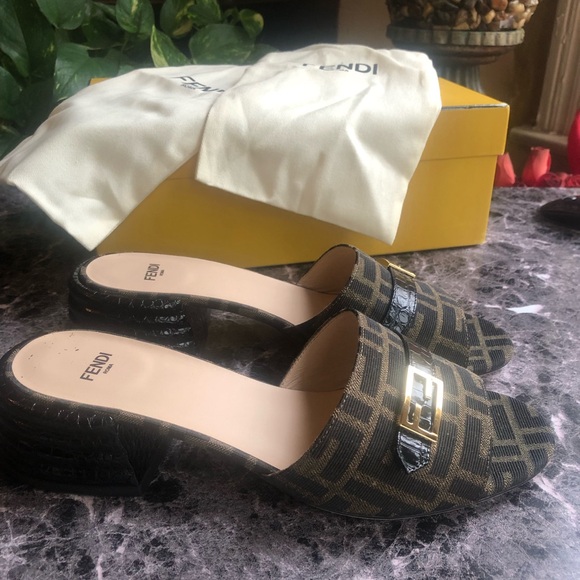 FENDI SANDALS - Picture 6 of 9